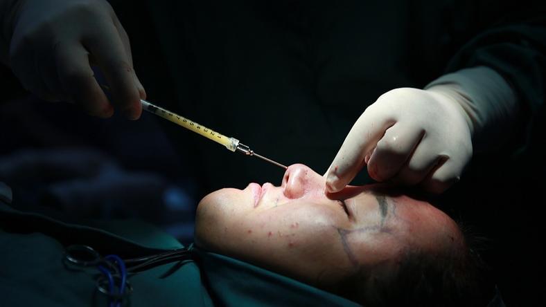 倒在整容手术台上的女主播